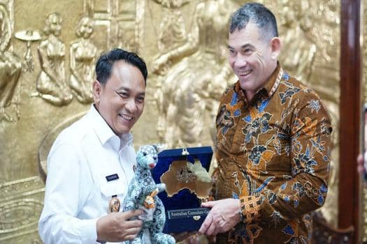 Risma Ardhi Chandra (kiri), yang menjadi Wakil Bupati Pati resmi ditunjuk sebagai Pelaksana Tugas (Plt) Bupati Pati. (Dok. Pemkab Pati)