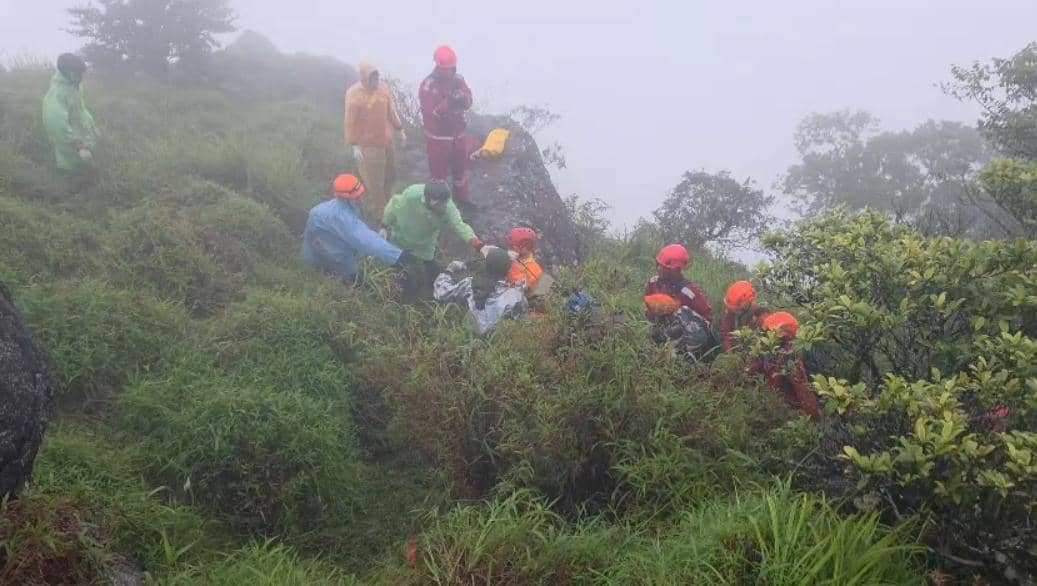 Proses evakuasi jenazah pesawat ATR 42-500 oleh tim SAR gabungan dari jurang di Gunung Bulusaraung, Kabupaten Pangkep, Sulawesi Selatan.  (Dok. Basarnas Makassar)