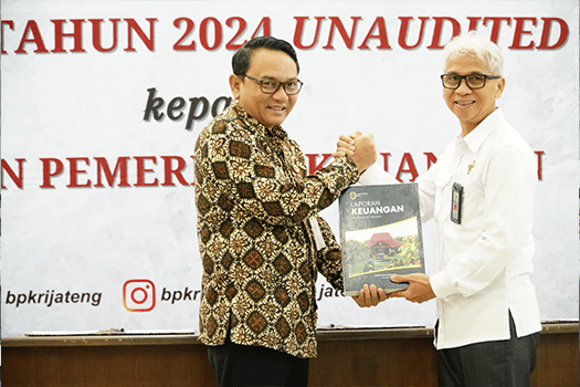 Risma Ardhi Chandra (kiri), yang menjadi Wakil Bupati Pati resmi ditunjuk sebagai Pelaksana Tugas (Plt) Bupati Pati. (Dok. Pemkab Pati)