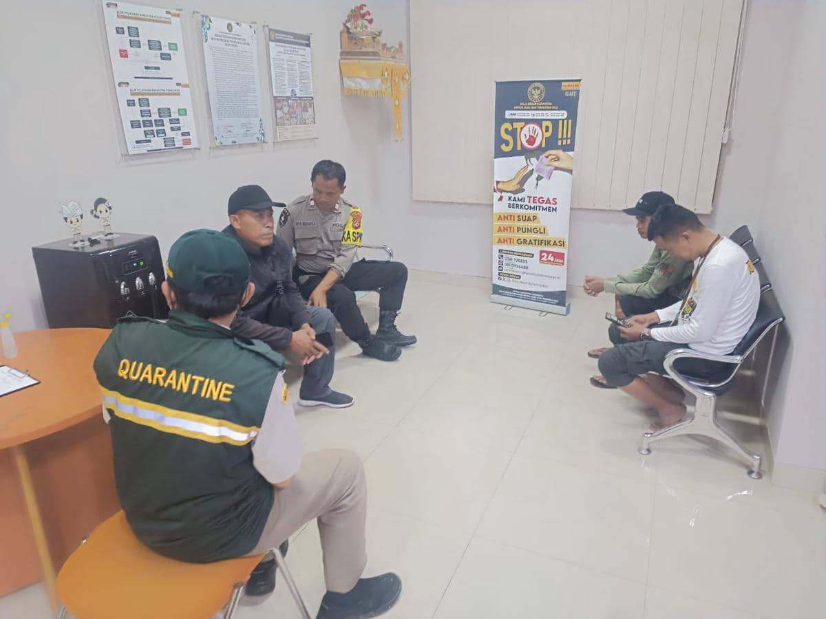 Aparat menggagalkan penyelundupan burung berkicau di Pelabuhan Padangbai, Bali.