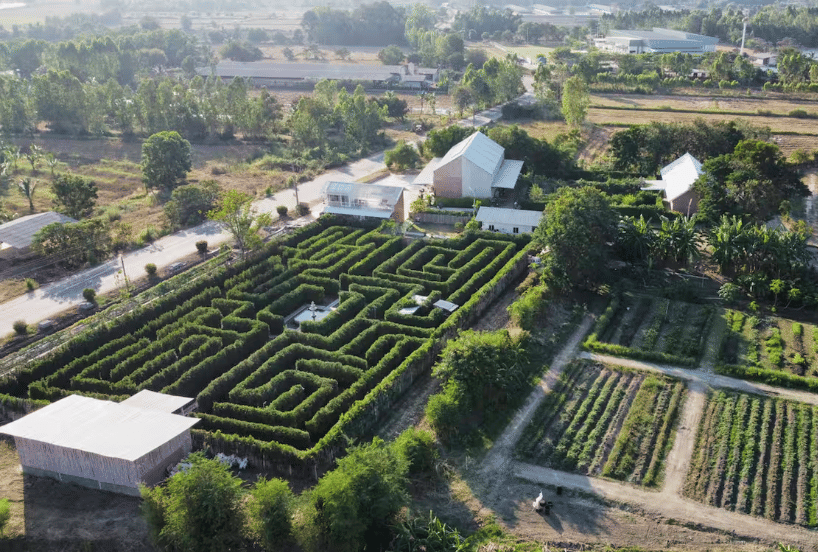 Potret Barn Stay in a Hedge Maze free-range Chicken Farm, Thailand