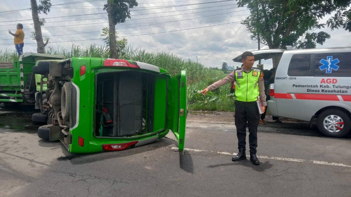 Mobil elf yang terguling dan menabrak truk parkir di Tulungagung. IDN Times/istimewa