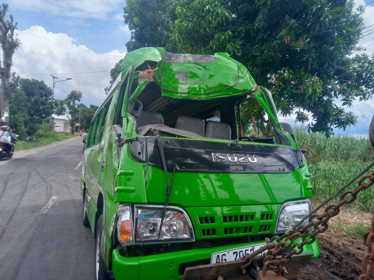 Mobil elf yang terguling dan menabrak truk parkir di Tulungagung. IDN Times/istimewa