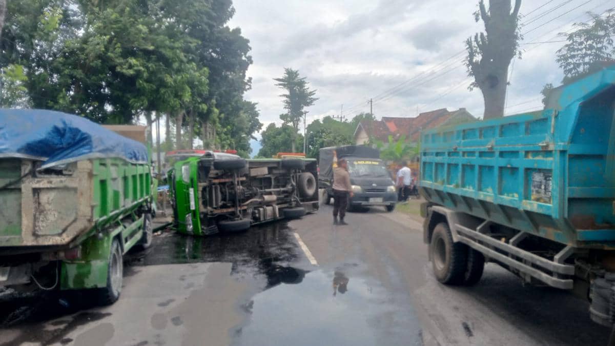 Mobil elf yang terguling dan menabrak truk parkir di Tulungagung. IDN Times/istimewa