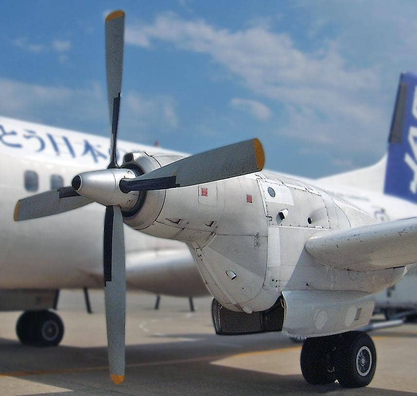 potret jarak dekat pesawat bermesin turboprop dengan bilah baling-balingnya