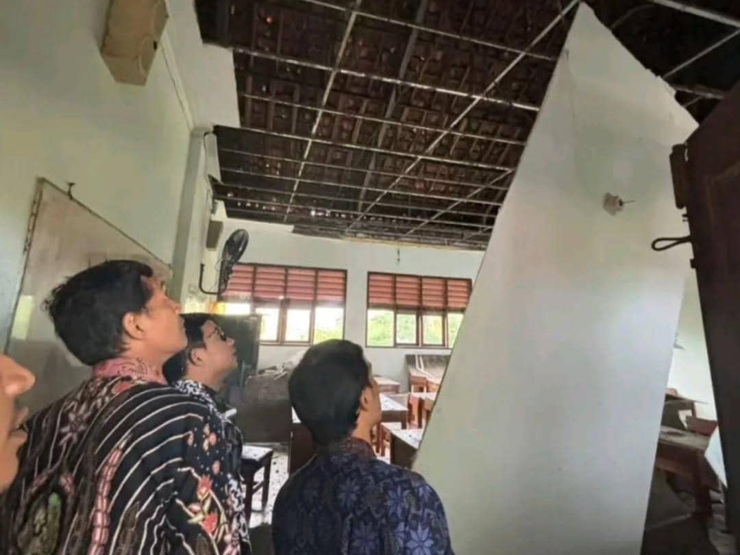 Plafon salah satu kelas di SMAN 5 Kabupaten Tangerang ambruk