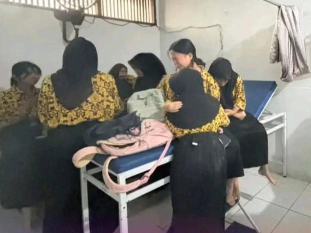 Plafon salah satu kelas di SMAN 5 Kabupaten Tangerang ambruk