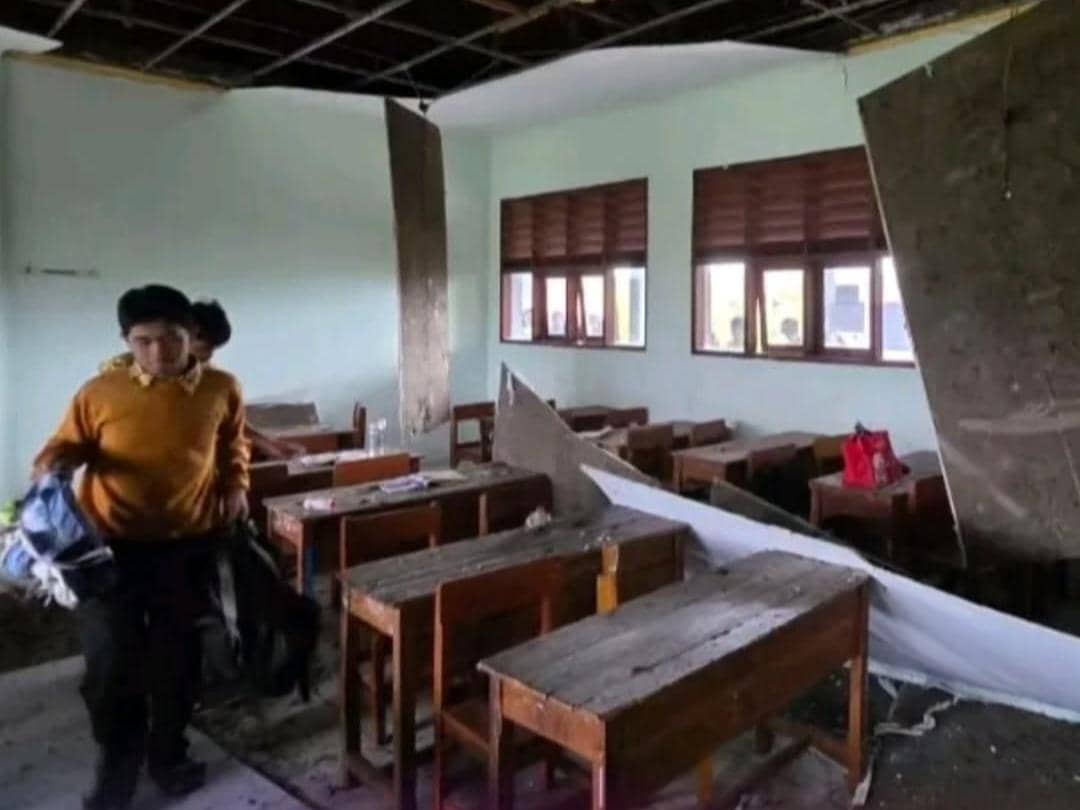 Plafon salah satu kelas di SMAN 5 Kabupaten Tangerang ambruk