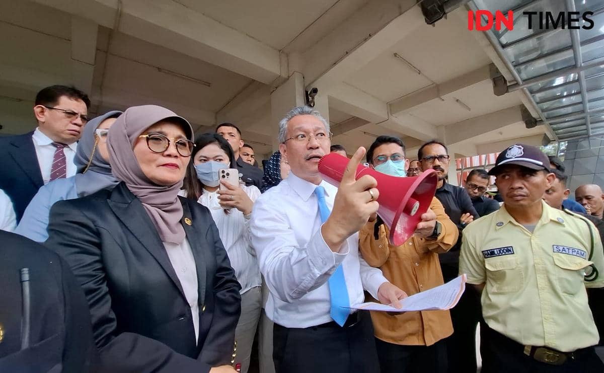 Sekretaris Jenderal Kementerian Pendidikan Tinggi, Sains, dan Teknologi, Prof Togar Mangihut Simatupang saat memberikan penjelasan terhadap mahasiswa UNM, Unhas di Lobi UNM, Kamis (22/1/2026) IDN Times / Darsil Yahya.