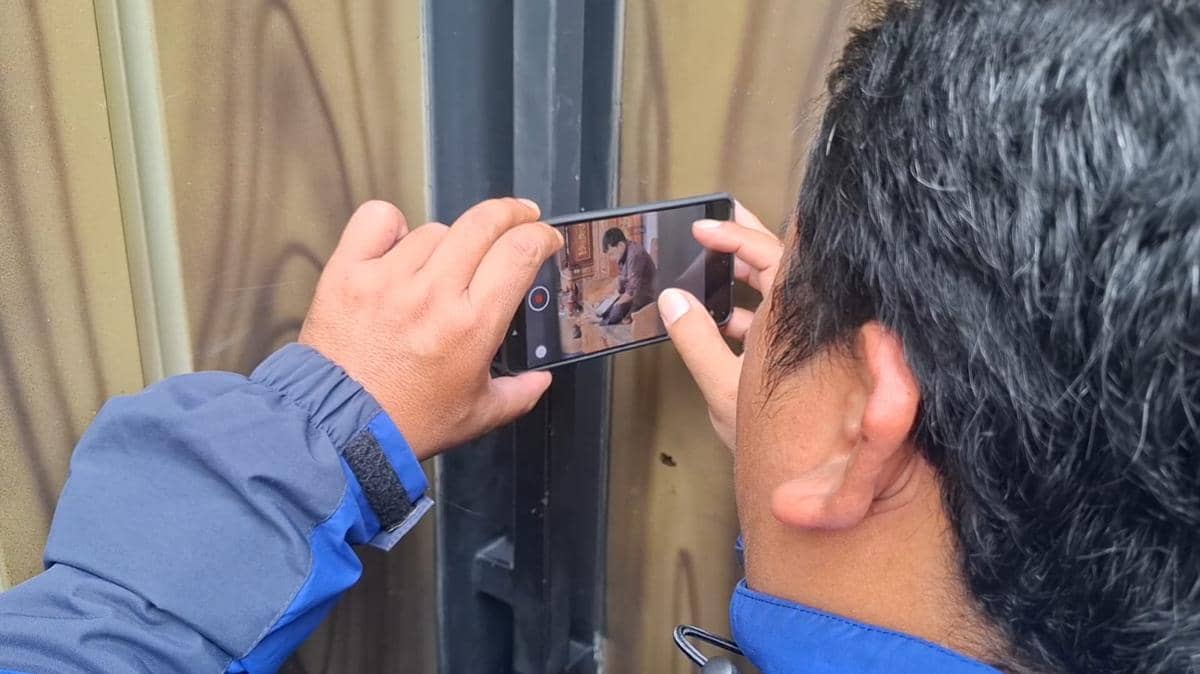 Penyidik KPK geledah kediaman Kepala Dinas Pekerjaan Umum dan Penataan Ruang (PUPR) Kota Madiun, Thariq Megah. IDN Times/Riyanto.