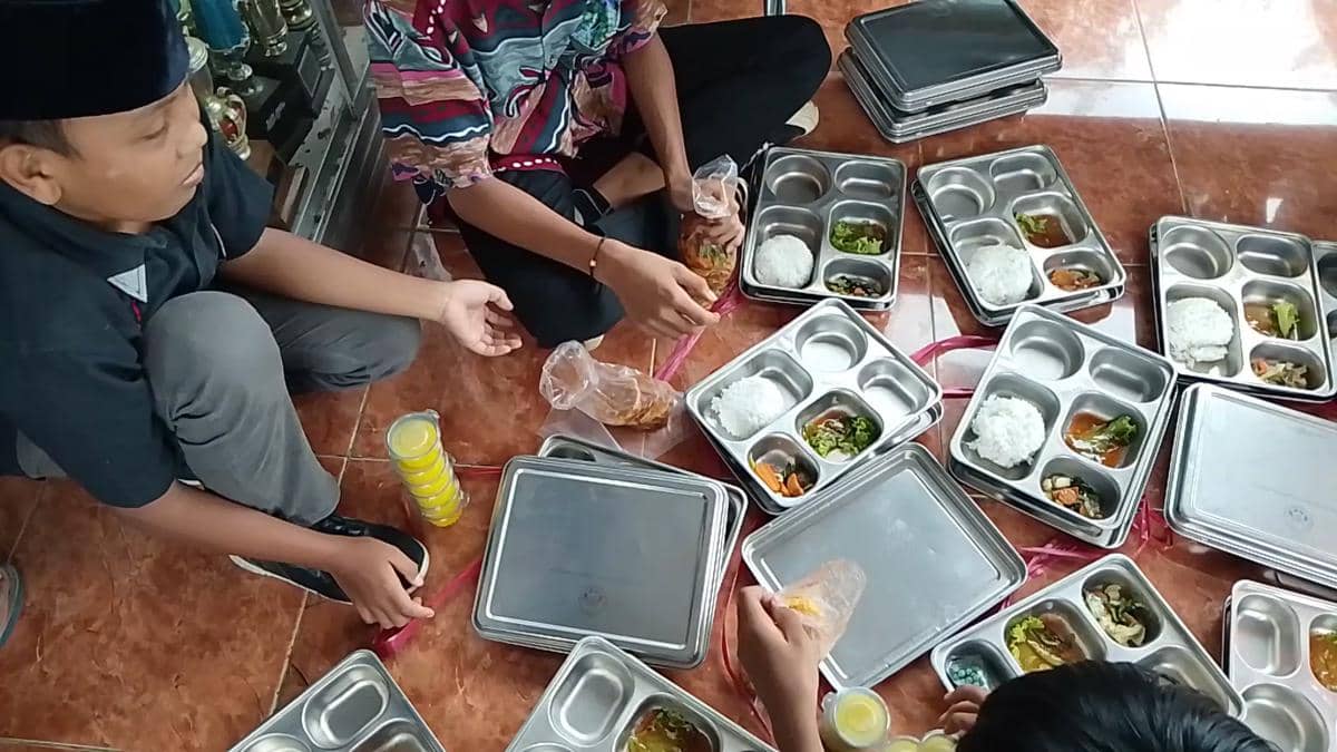 Menu MBG untuk guru dan tenaga sekolah lain mulai did I stribusi kan di sebagian sekolah di Magetan. IDN Times/Riyanto.
