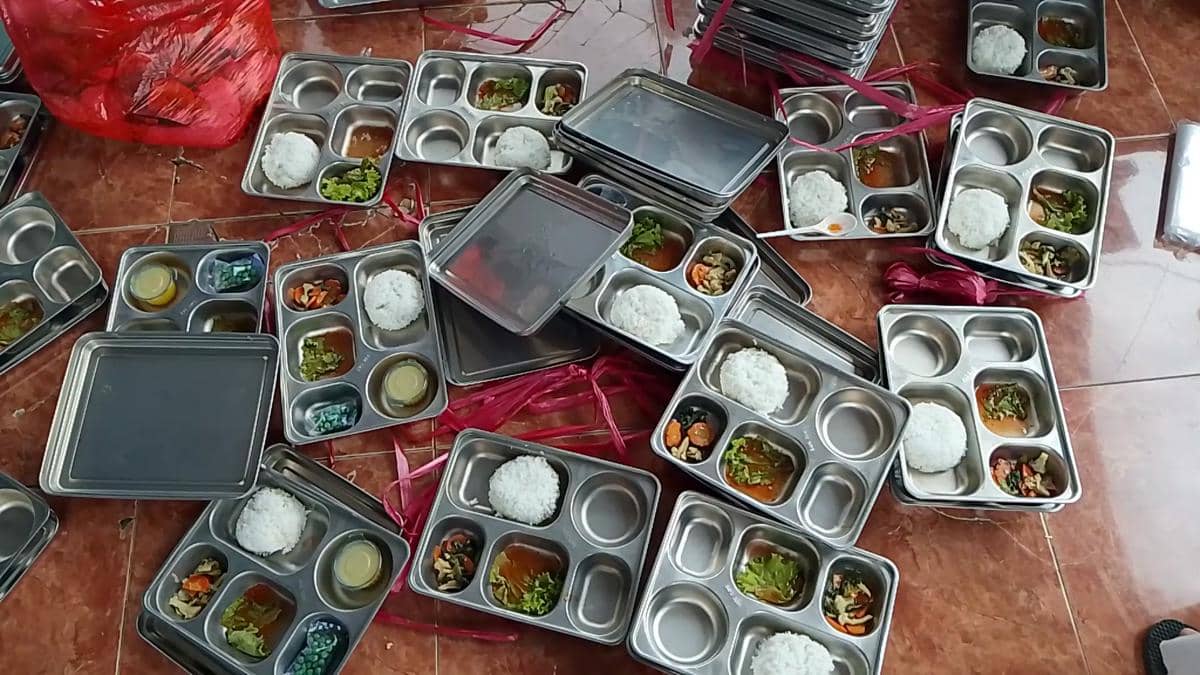 Menu MBG untuk guru dan tenaga sekolah lain mulai did I stribusi kan di sebagian sekolah di Magetan. IDN Times/Riyanto.