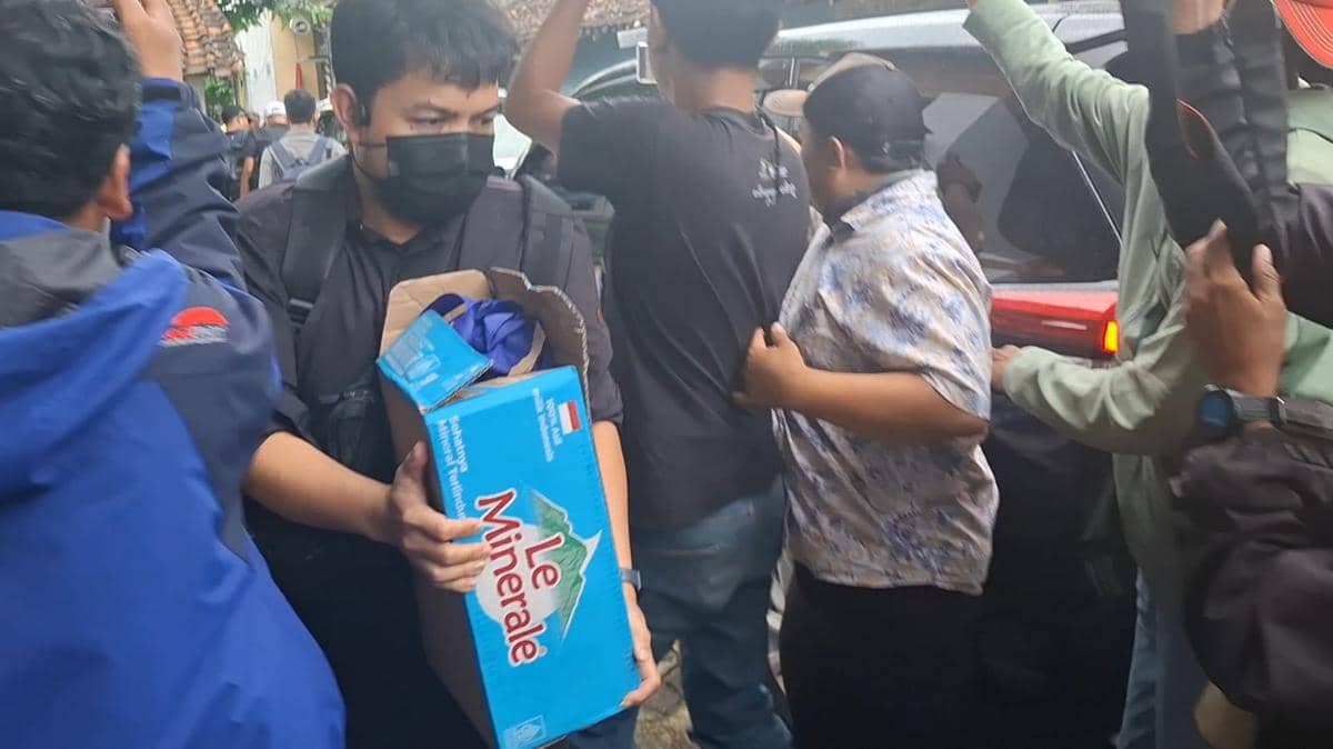 Penyidik KPK menggeledah rumah Kepala Dinas Pekerjaan Umum dan Tata Ruang (DPUTR) Kota Madiun, Thariq Megah. IDN Times/Riyanto.