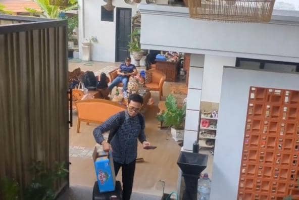 Penyidik KPK menggeledah rumah Kepala Dinas Pekerjaan Umum dan Tata Ruang (DPUTR) Kota Madiun, Thariq Megah. IDN Times/Riyanto.