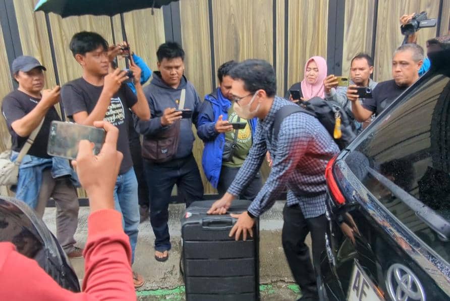 Penyidik KPK menggeledah rumah Kepala Dinas Pekerjaan Umum dan Tata Ruang (DPUTR) Kota Madiun, Thariq Megah. IDN Times/Riyanto.