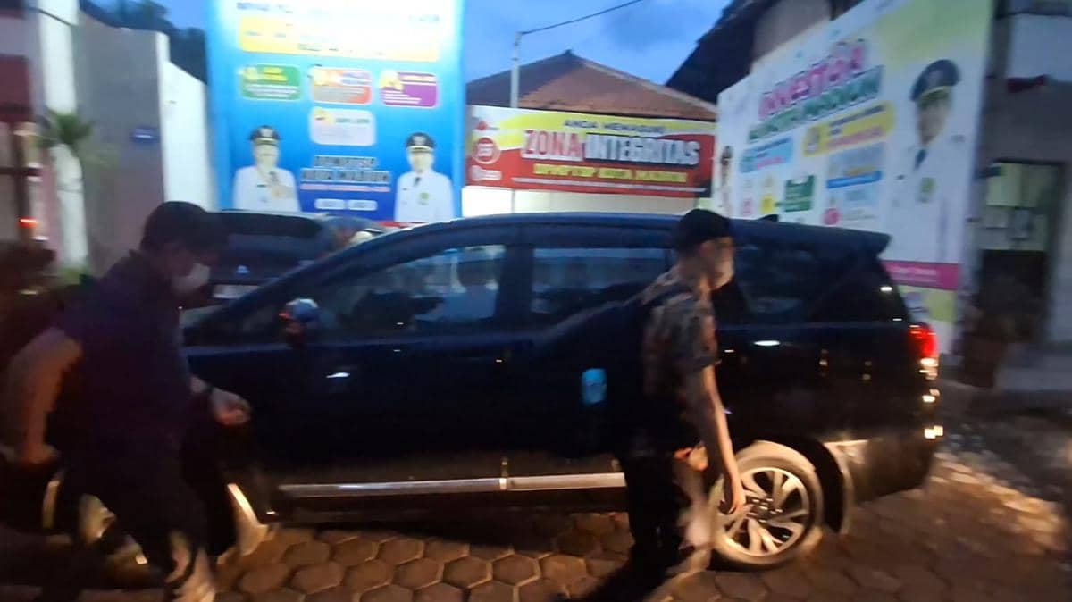 Penyidik KPK geledah Kantor Dinas Penanaman Modal dan Pelayanan Terpadu Satu Pintu (DPMPTSP) Kota Madiun. IDN Times/Riyanto.