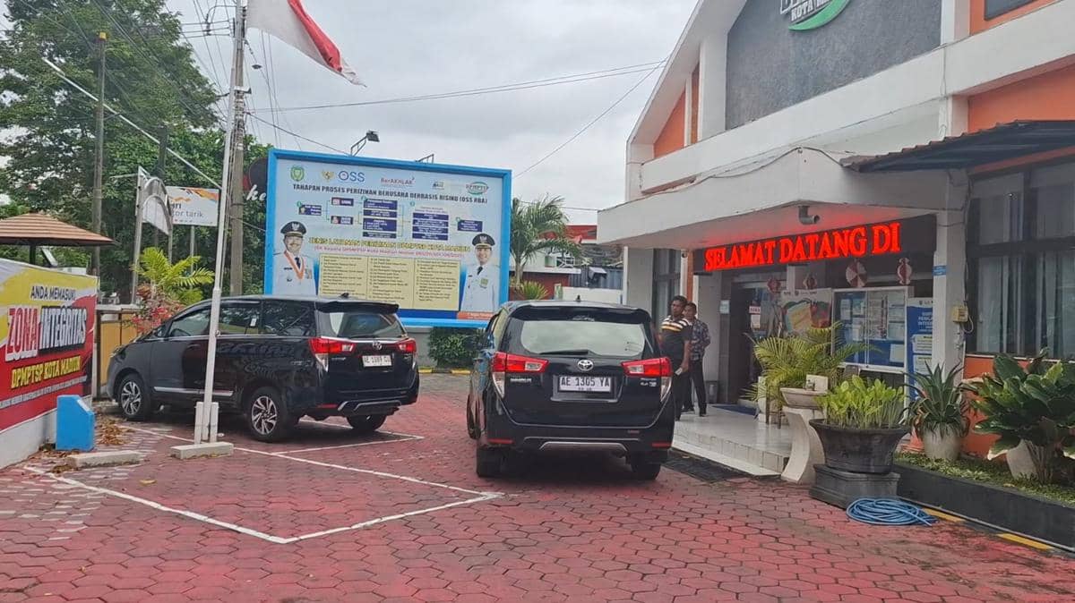 Penyidik KPK geledah Kantor Dinas Penanaman Modal dan Pelayanan Terpadu Satu Pintu (DPMPTSP) Kota Madiun. IDN Times/Riyanto.