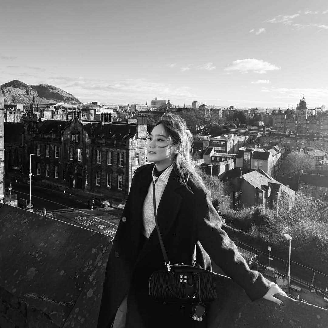 padu padan long coat ala Salshabilla Adriani