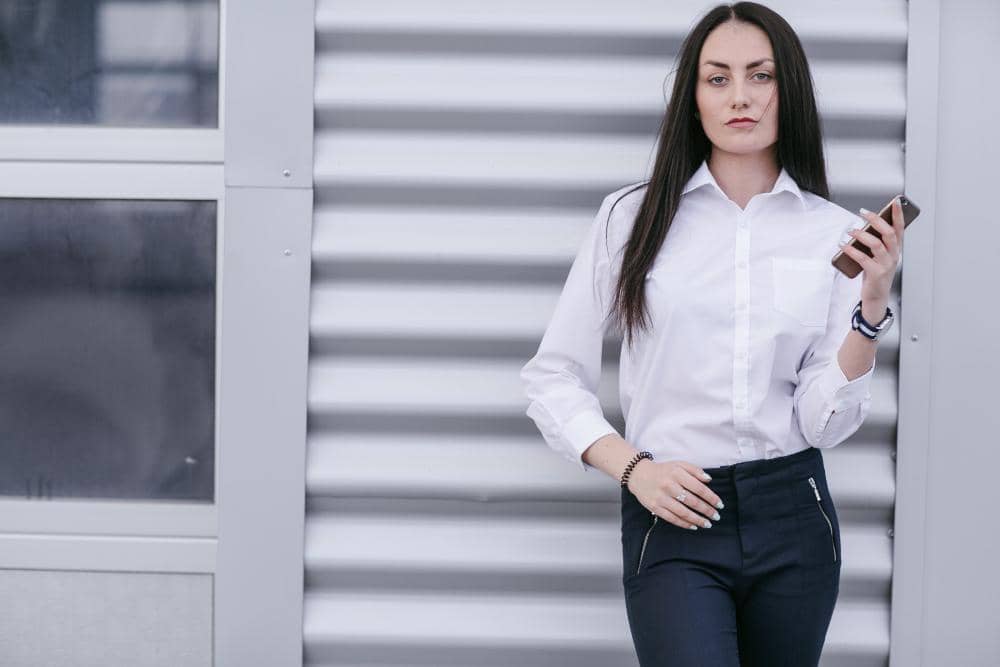 ilustrasi perempuan menggunakan kemeja putih