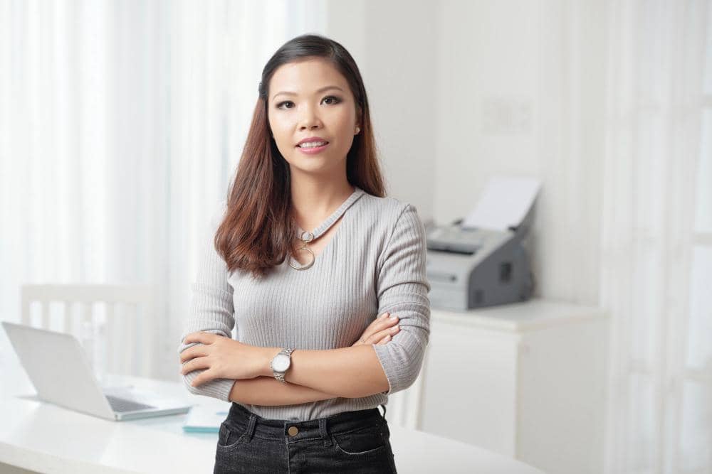 ilustrasi perempuan menggunakan baju abu-abu muda