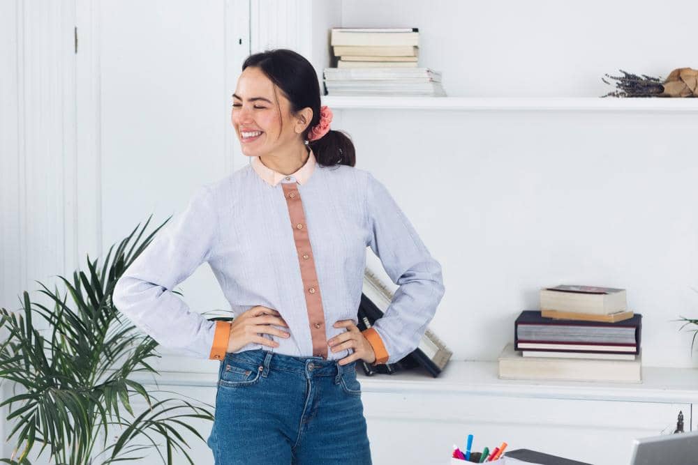 ilustrasi perempuan menggunakan baju denim biru muda