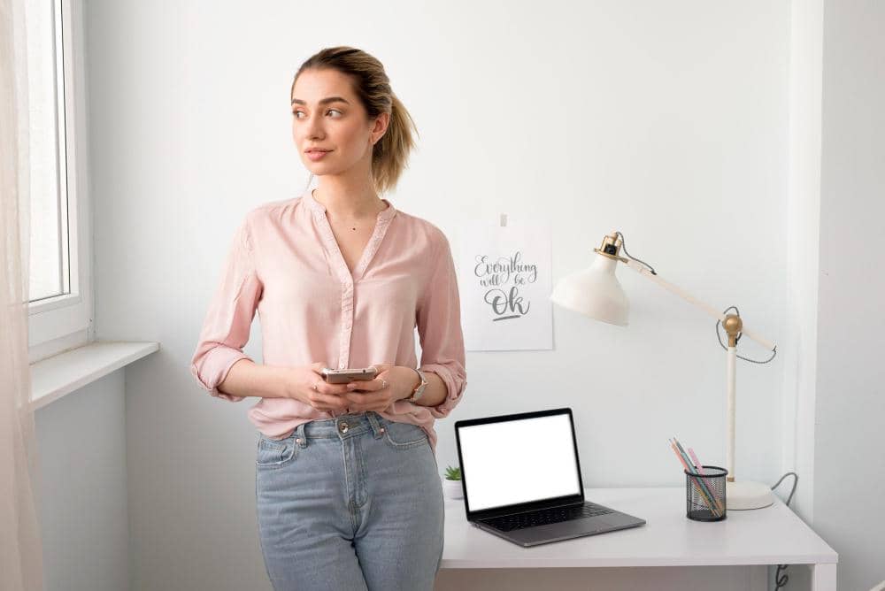 ilustrasi perempuan menggunakan baju pink pastel