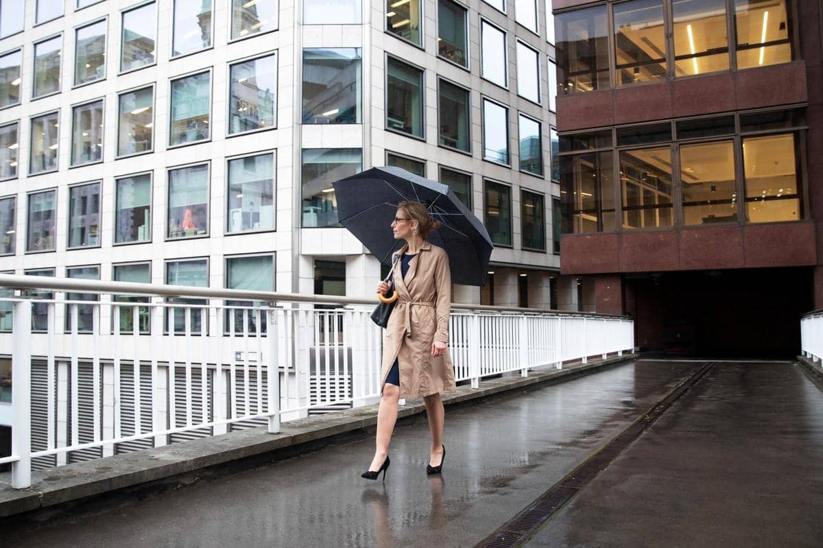 ilustrasi perempuan menggunakan payung