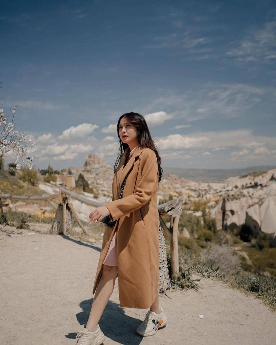 padu padan long coat ala Salshabilla Adriani