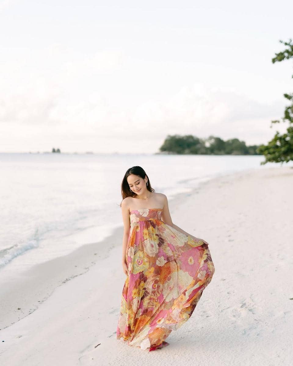 inspirasi outfit pantai ala Salshabilla Adriani 