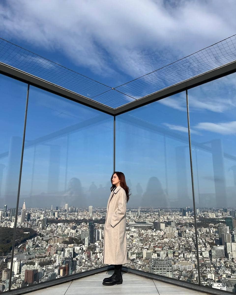 padu padan long coat ala Salshabilla Adriani