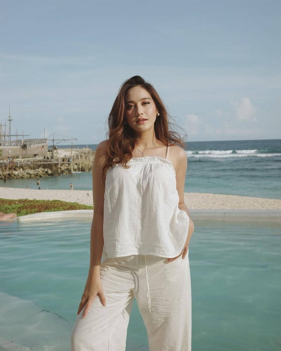 inspirasi outfit pantai ala Salshabilla Adriani 