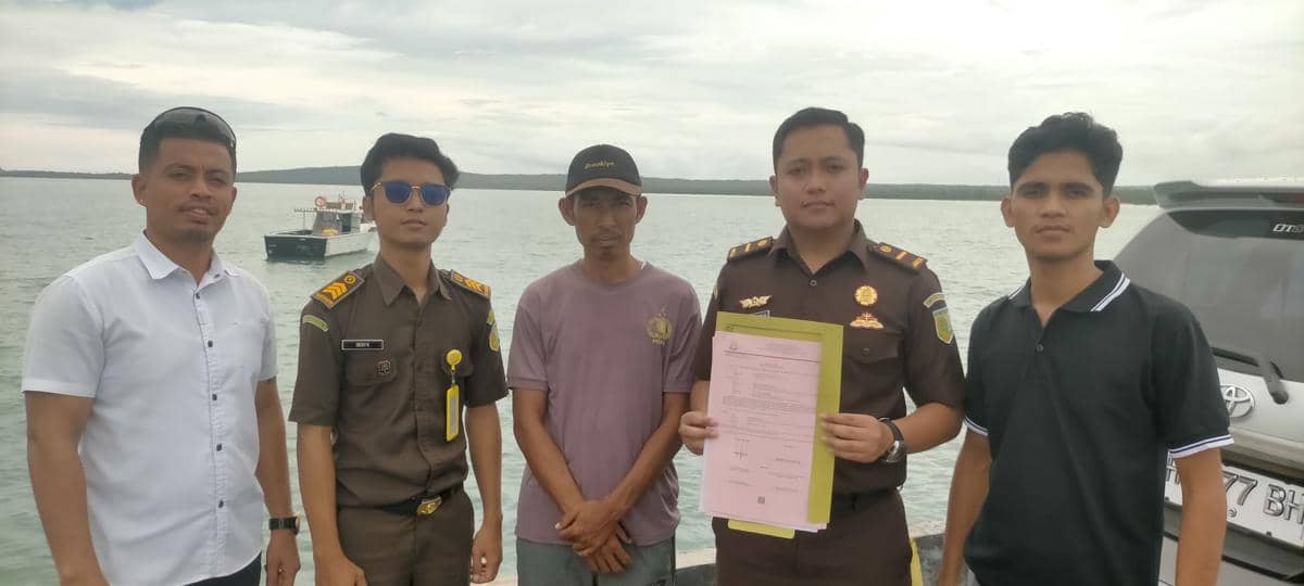 Polres Rote Ndao, NTT, serahkan pelaku penyelundup warga China ke Kejaksaan Negeri Rote Ndao. (Dok Polres Rote Ndao)