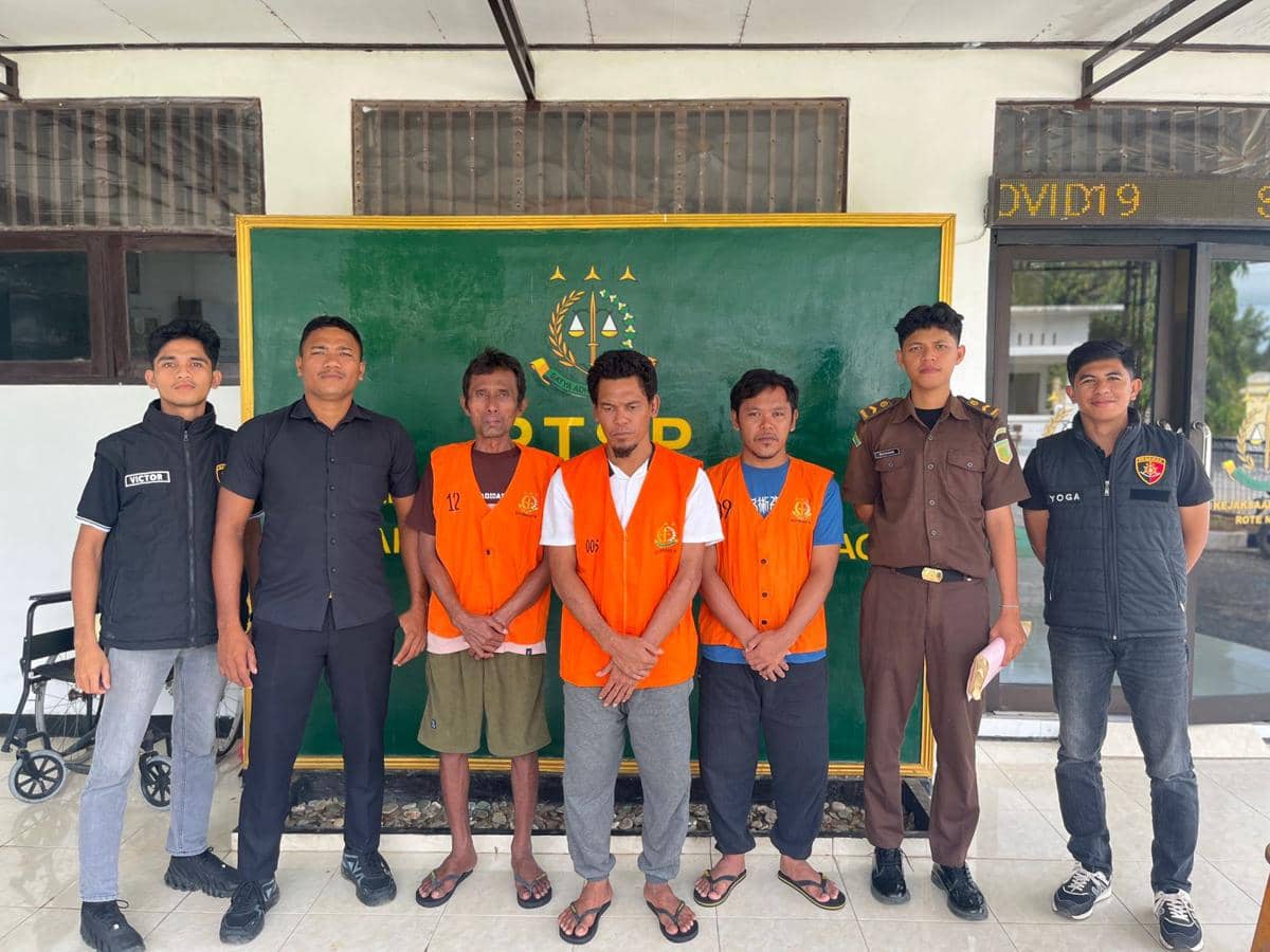 Polres Rote Ndao, NTT, serahkan pelaku penyelundup warga China ke Kejaksaan Negeri Rote Ndao. (Dok Polres Rote Ndao)