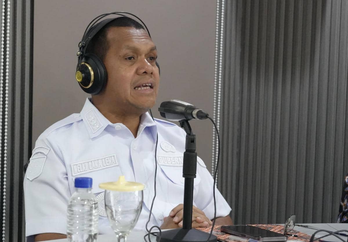 Gubernur NTT Melki Laka Lena saat tampil di program RRI Kupang. (Dok Humas Setda Provinsi NTT)