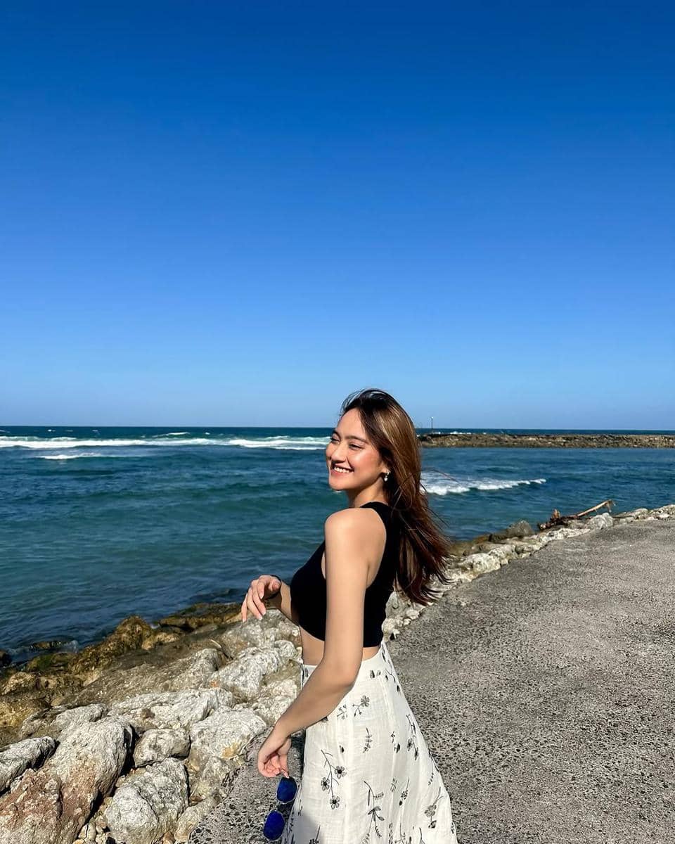 inspirasi outfit pantai ala Salshabilla Adriani 