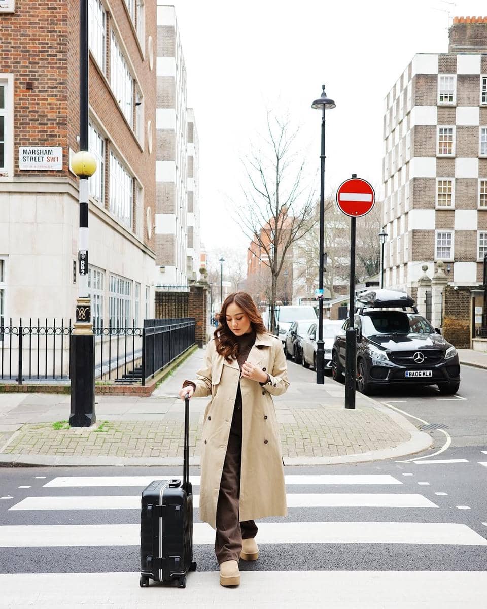 padu padan long coat ala Salshabilla Adriani