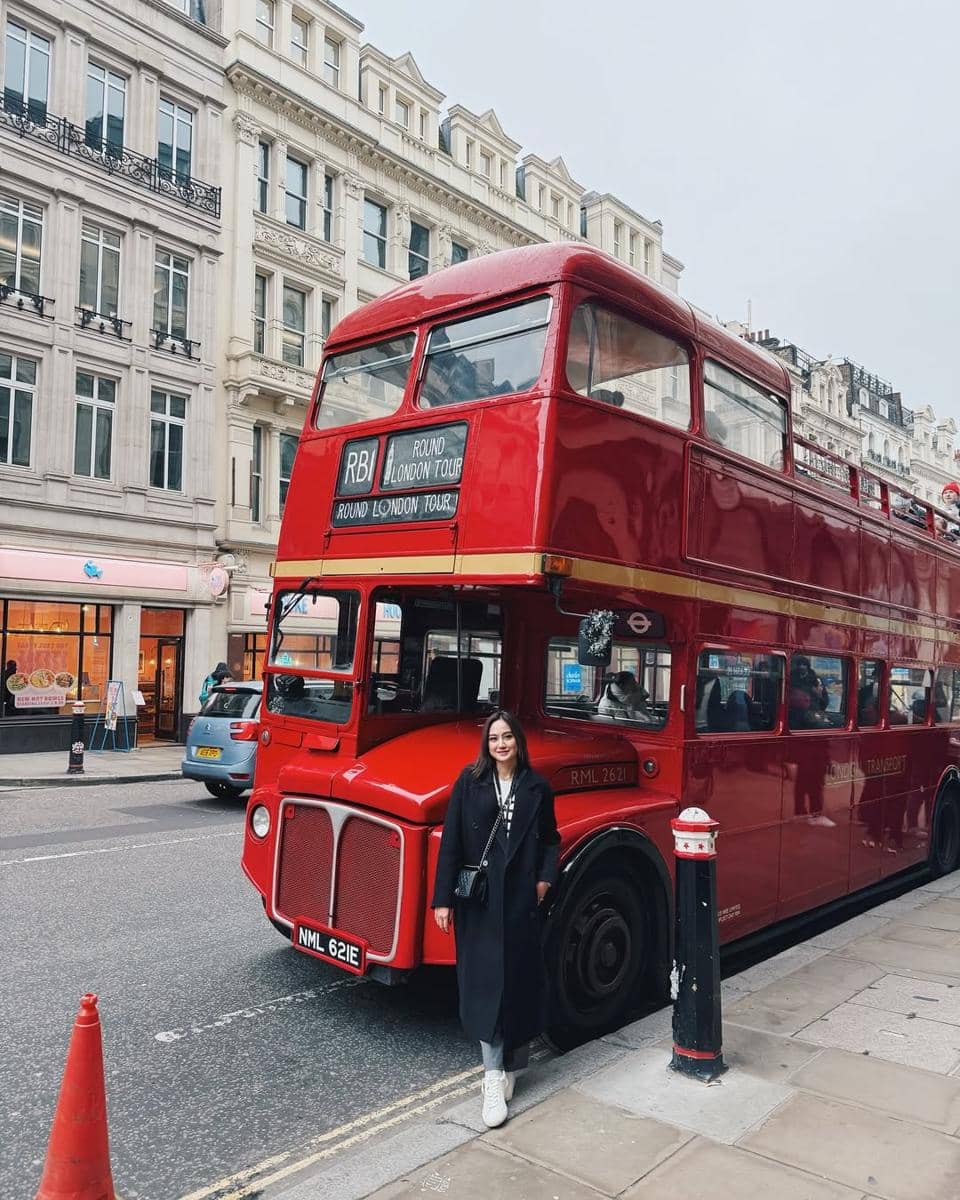padu padan long coat ala Salshabilla Adriani