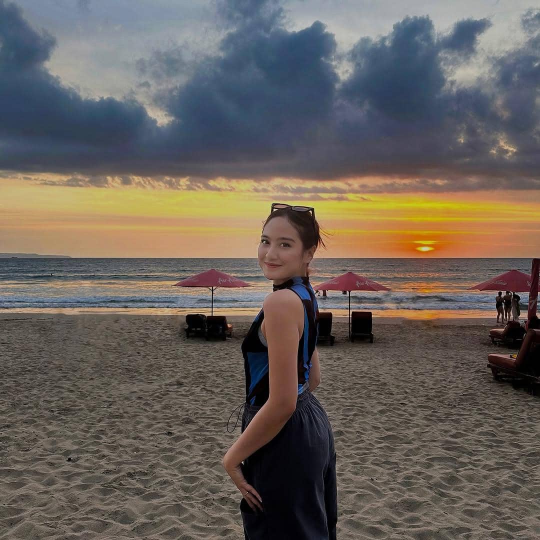 inspirasi outfit pantai ala Salshabilla Adriani 