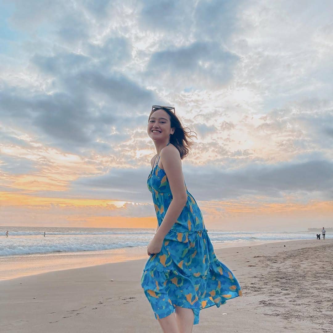 inspirasi outfit pantai ala Salshabilla Adriani 