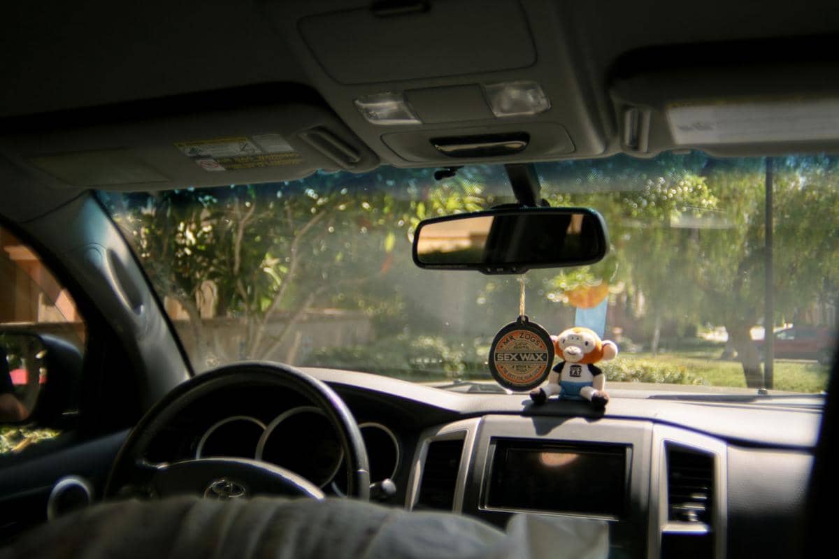 ilustrasi interior mobil dengan pewangi