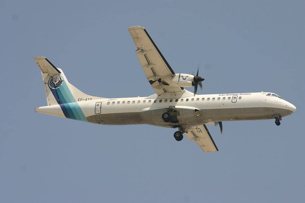 Sebuah pesawat ATR-72 milik Iran Aserman Airlines terlihat mendekati Dubai (DXB). Namun sayangnya, 12 tahun setelah foto ini diambil, pesawat tersebut jatuh di dekat Simoron, Iran, dalam kondisi turbulensi hebat. (aeroprints.com, CC BY-SA 3.0, via Wikimedia Commons)