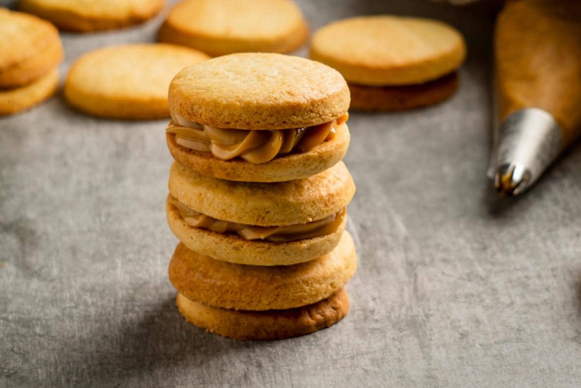 ilustrasi peanut butter sandwich cookies