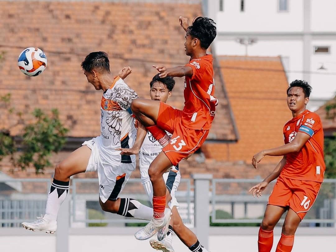 Jalannya pertandingan antara Perseden Denpasar (putih) dan Persiba Bantul (merah).