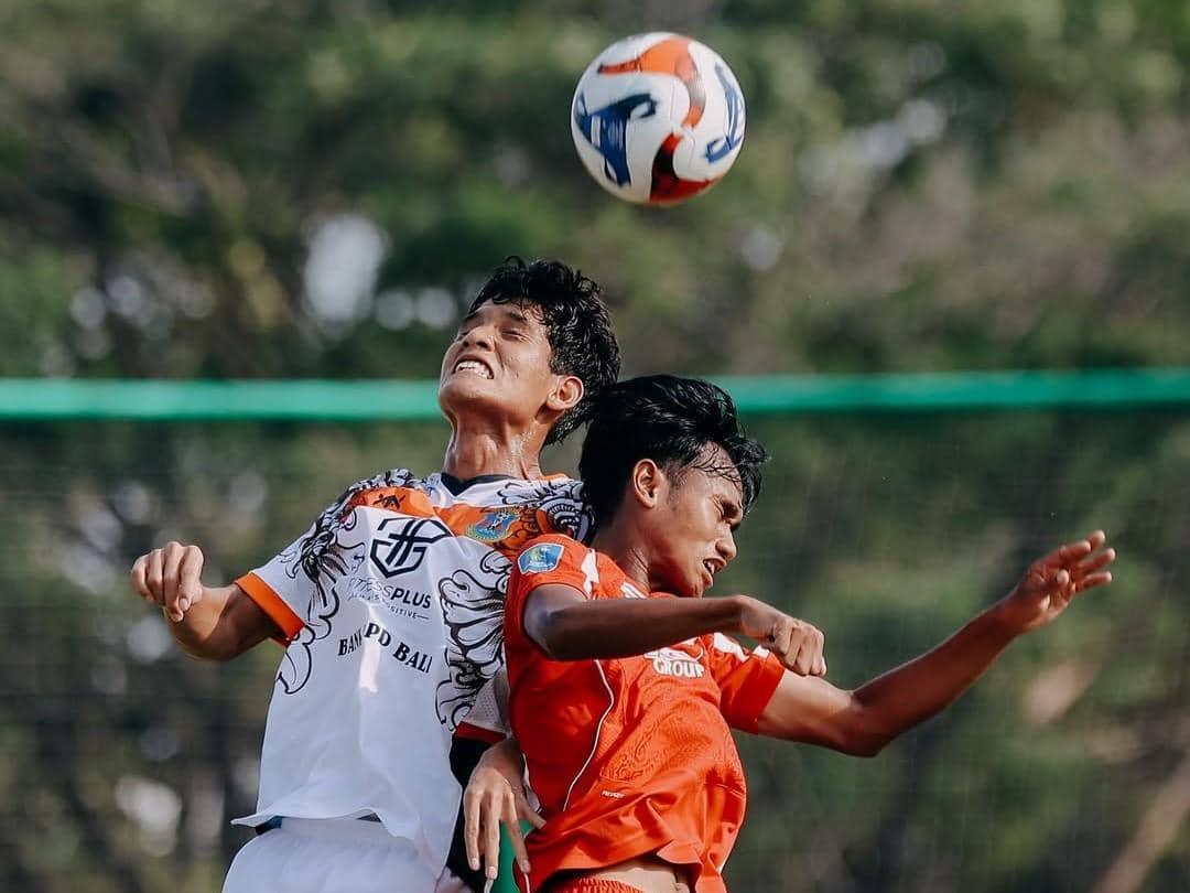 Jalannya pertandingan antara Perseden Denpasar (putih) dan Persiba Bantul (merah).