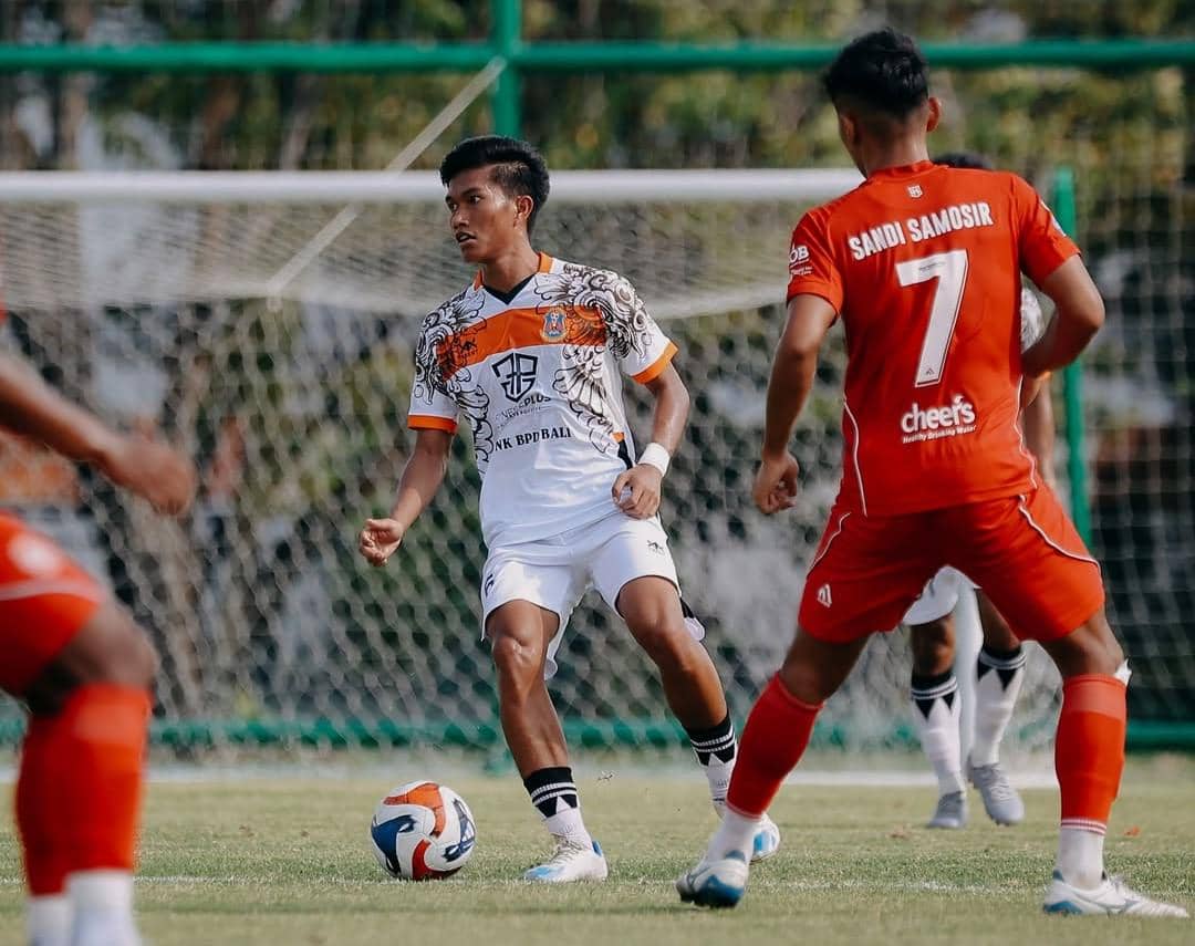 Jalannya pertandingan antara Perseden Denpasar (putih) dan Persiba Bantul (merah).