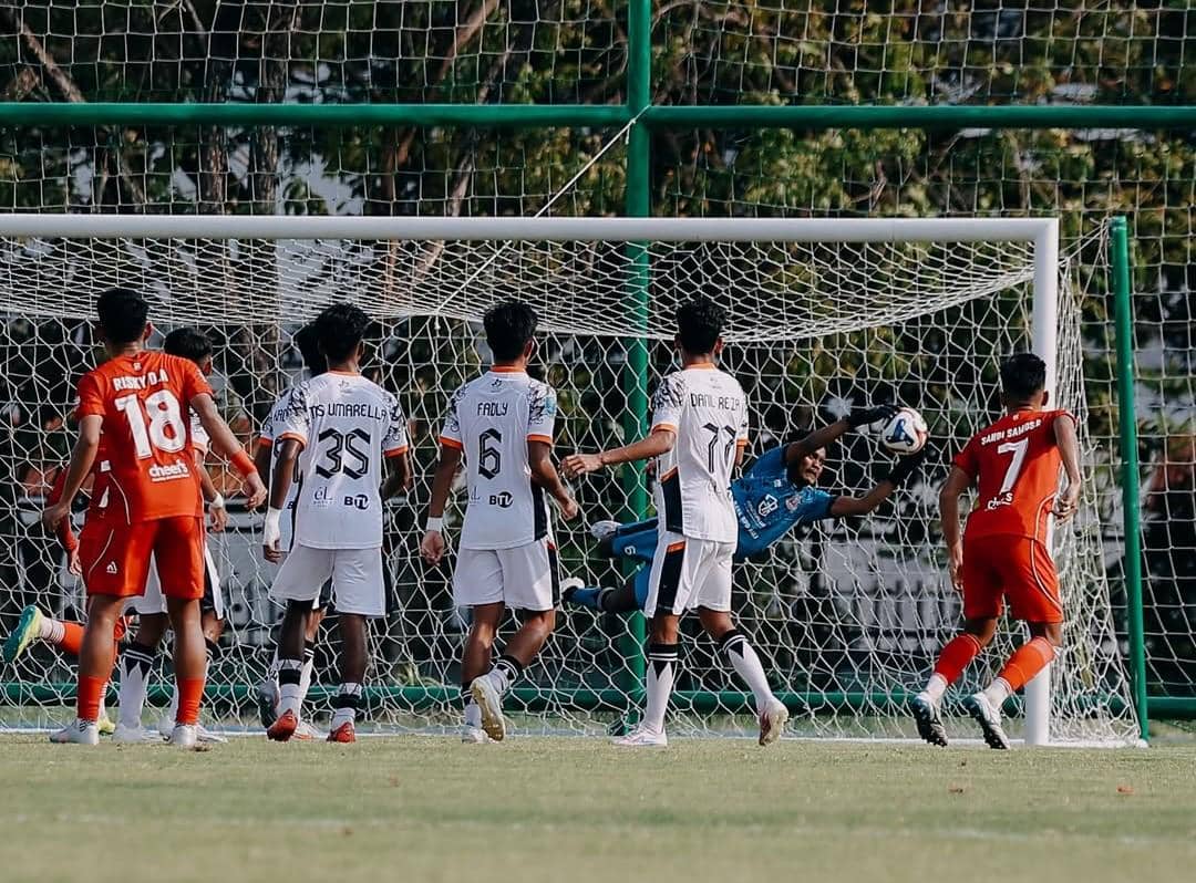 Jalannya pertandingan antara Perseden Denpasar (putih) dan Persiba Bantul (merah). 