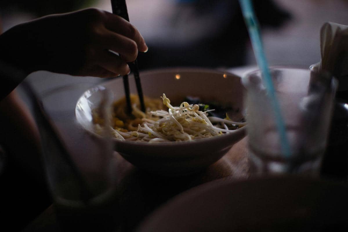 ilustrasi makan taoge