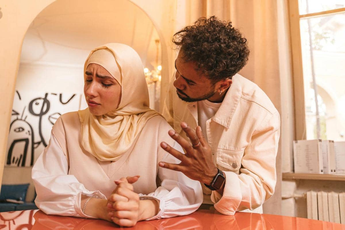 Pasangan yang sedang konflik.