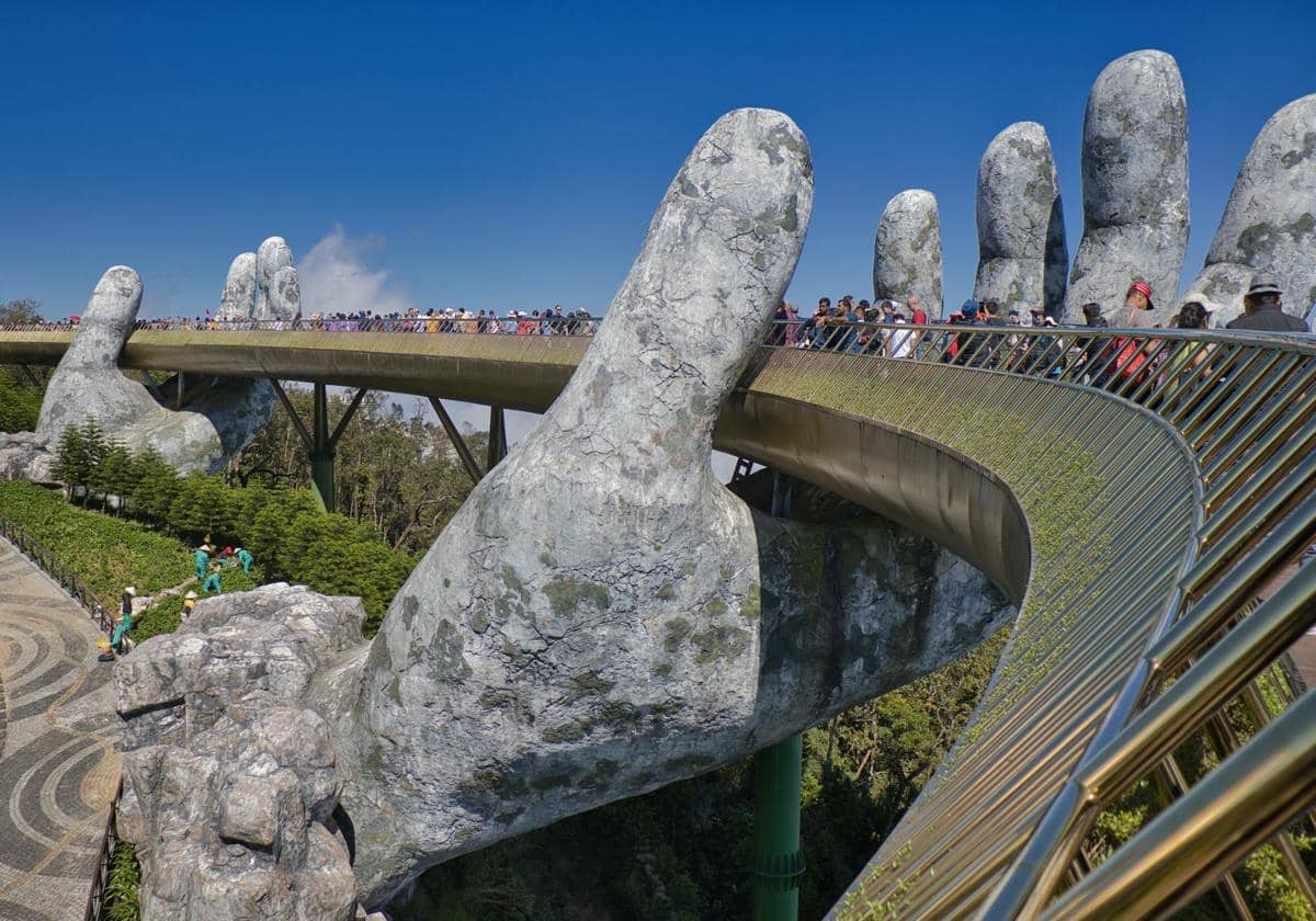 ilustrasi Golden Bridge Vietnam