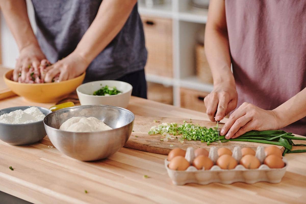 ilustrasi memotong daun bawang